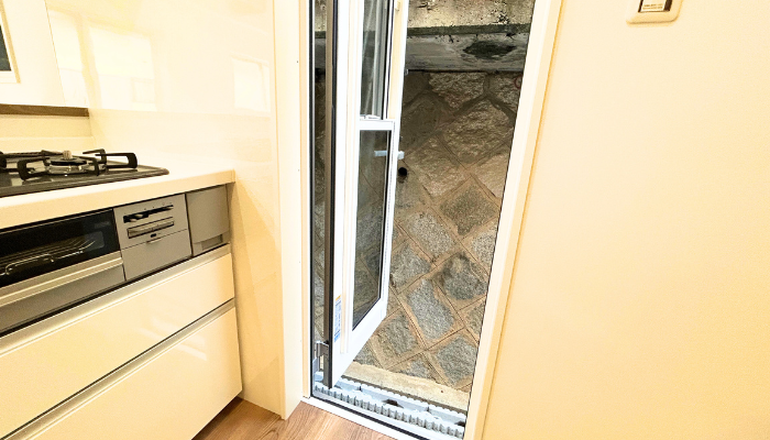 高槻南平台新築戸建て家事に嬉しい勝手口も設置